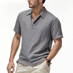 Détail du polo en lin gris pour homme montrant le col boutonné et la texture du tissu