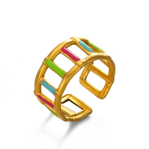 Anello aperto dorato alla moda con intarsi geometrici in smalto colorato su bianco