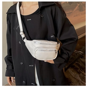 Sac de poitrine blanc en similicuir porté par un mannequin avec boucles en métal argenté