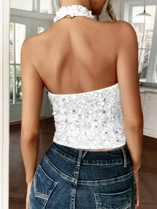 Detaillierte Rückansicht des weißen Pailletten-Neckholder-Tops mit passendem Halsband-Design