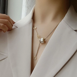 Détail du collier plaqué or avec pendentif cylindre en opale et accents de diamants