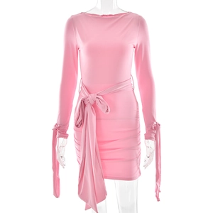 Détail d'une mini-robe rose à manches longues avec liens à la taille et plis élégants