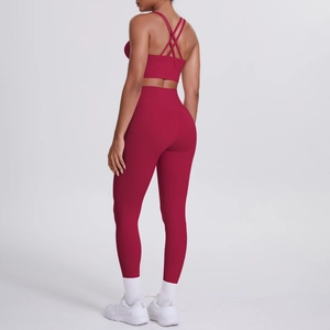 Détail de l'ensemble de yoga bordeaux avec bretelles croisées et taille haute ajustée