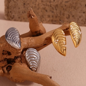 Détails de boucles d'oreilles coquillages dorées et argentées avec perles sur bois
