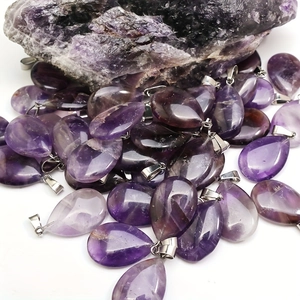 Detailansicht von Amethyst-Tropfenanhängern mit lila Texturen und silbernen Aufhängern