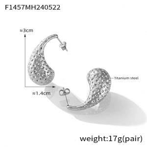 Vue détaillée de boucles d'oreilles goutte en acier titane argenté à texture martelée