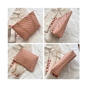 Bolso tote rosa acolchado con asa de cadena dorada y detalle de cierre de metal