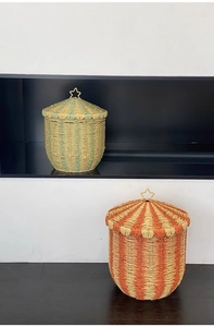 Detalle de cestas de lavandería nórdicas de cuerda de papel con diseño de carpa de circo