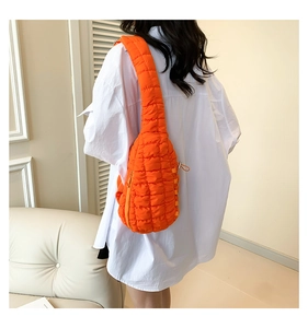 Détail du sac bandoulière matelassé orange avec large bandoulière froncée pour femmes