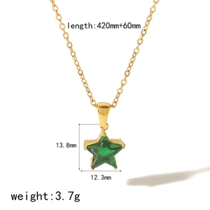 Collier en titane plaqué or 18k avec pendentif étoile verte et détails en cristal