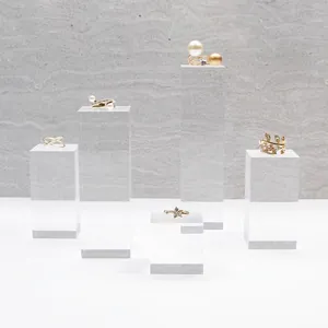 Kreatives Gold-Ring-Set mit Perlen und Strass auf Acryl-Display-Ständern