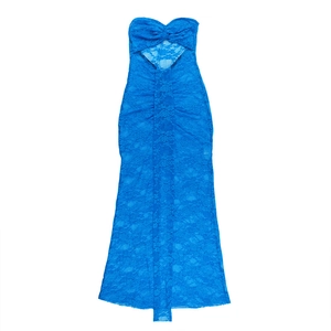 Dettaglio del maxi abito da spiaggia in pizzo blu con motivi floreali e nodo sul davanti