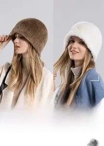 Détail de bobs d'hiver en fausse fourrure de lapin en peluche blanche et marron doux