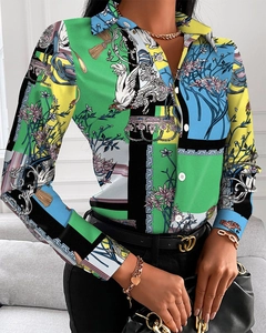 Detail eines eleganten Vintage-Blumenmusters auf einer langärmeligen Damenbluse