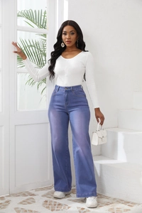 Dettaglio di cardigan bianco in maglia e jeans blu a gamba larga indossati dal modello