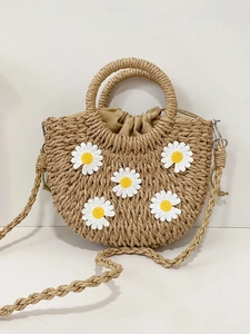 Mini-Strohtasche mit weißen Gänseblümchen und runden Griffen für den Sommer
