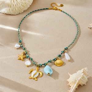 Collier en corde tressée avec pendentifs étoile de mer et coquillages sur plage