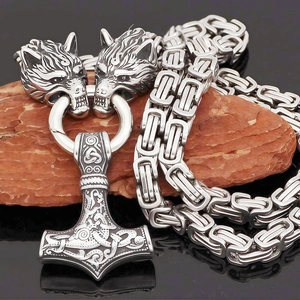 Collier Mjölnir Viking avec chaîne byzantine et têtes de loup sur support en bois