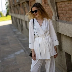 Elegantes weißes zweiteiliges Set mit Gürteltaille und langer Hose für Damen im Kontrast
