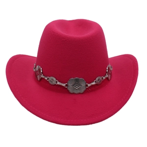 Detail eines rosenroten Fedora-Hutes mit Vintage-Metallkette und Blumengravuren