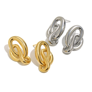 Gros plan détaillé de boucles d'oreilles minimalistes avec nœuds plaqués or 18 carats et argent