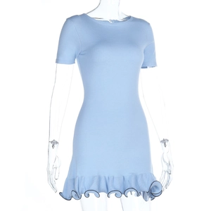 Vue détaillée d'une robe en tricot bleu clair avec ourlet volanté et texture côtelée