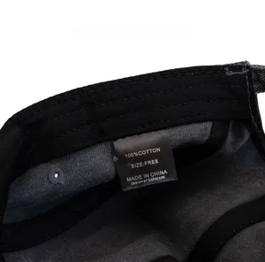 Détail de l'intérieur d'une casquette en coton montrant les coutures et l'étiquette de soin