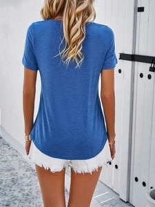 Rückansicht eines blauen Kurzarm-T-Shirts mit V-Ausschnitt und weißen Shorts