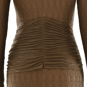 Détail de la taille d'une robe marron avec plis horizontaux et texture de tissu ondulé