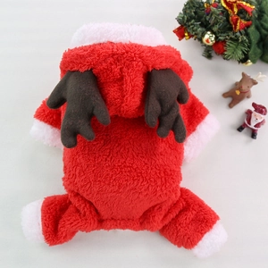 Détail d'un costume de Noël pour chien avec bois de renne en peluche sur fond blanc