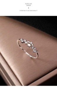 Dettaglio di un anello a stella regolabile in argento S925 con cristalli puri