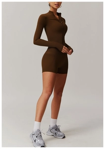 Détails d'une combinaison de yoga marron moulante avec fermeture éclair et tissu extensible