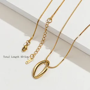 Détail du collier en acier doré avec pendentif ovale et longueur réglable de 45+5cm