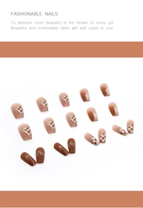 Vue détaillée des ongles mocha au motif damier avec vagues de marbre et lignes métalliques