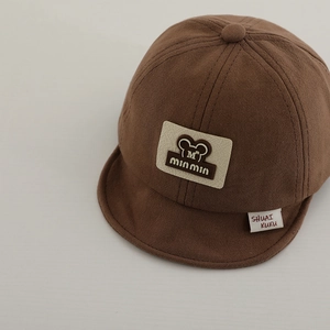 Simpatico cappellino neonato marrone scuro con toppa in pelle M e tesa morbida parasole