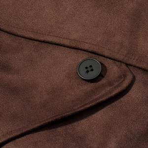 Gros plan du tissu en daim marron avec un bouton noir et des coutures précises