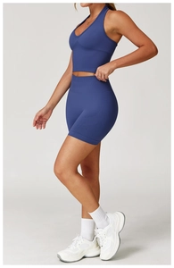 Détail de l'ensemble de yoga côtelé sans couture avec brassière licou et short taille haute