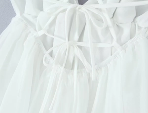 Détail du laçage croisé au dos de la robe de vacances française à dos nu blanc