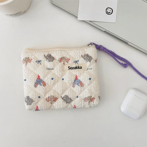 Detailansicht der gesteppten Kosmetiktasche mit Elefantenprint und lila Reißverschluss
