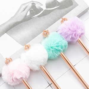 Set di quattro penne in metallo con corone dorate e pompon di peluche in colori pastello