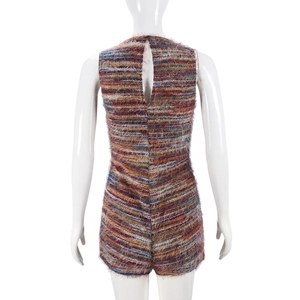 Détail d'un combishort en maille à rayures colorées avec texture duveteuse et dos ouvert