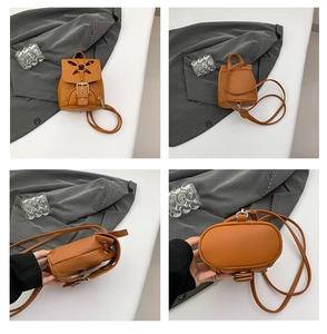 Vues détaillées d'un mini sac à dos marron avec motif papillon et boucles argentées