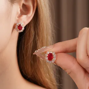 Orecchini vintage con zircone rosso ovale e alone di cristalli dorati
