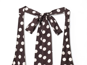 Détail d'un nœud papillon marron à pois sur une robe dos nu élégante pour femmes