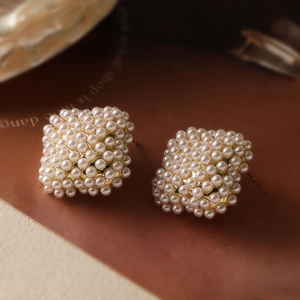 Eleganti orecchini a lobo quadrati con perle finte bianche e base in metallo dorato