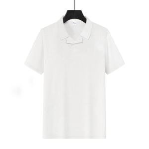 Primer plano de la textura gofrada blanca en un polo casual para hombres