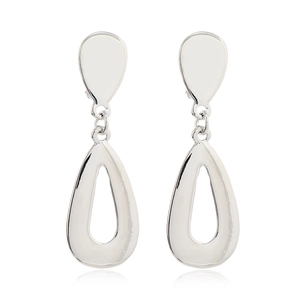 Vue détaillée de boucles d'oreilles géométriques argentées au design goutte creuse