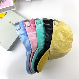 Dettaglio dei cappellini da baseball tie-dye colorati con fibbie in metallo argento
