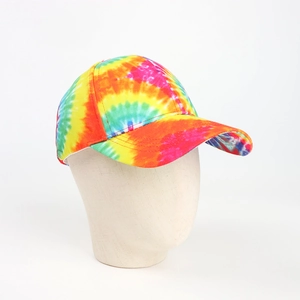 Détail d'une casquette tie-dye arc-en-ciel avec impression 3D sur un mannequin beige