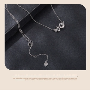Vue macro des maillons de collier en argent sterling S925 et du charm en forme de cœur